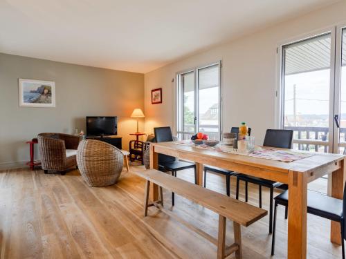 un salon avec une table et un canapé dans l'établissement Apartment La Voilerie by Interhome, à Cabourg