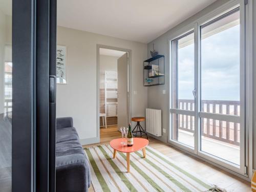 un salon avec un canapé et une table dans l'établissement Apartment La Voilerie by Interhome, à Cabourg