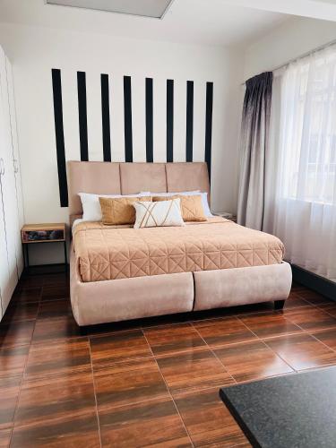 ein großes Bett in einem Zimmer mit in der Unterkunft Luxury Self-Catering Apartment in Johannesburg