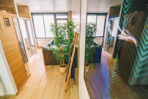 Televízia a/alebo spoločenská miestnosť v ubytovaní Spa appartement O temps suspendu Reims centre sauna et jacuzzi