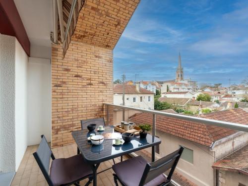 une table et des chaises sur un balcon avec vue dans l'établissement Apartment Plein Soleil-1 by Interhome, à Arcachon