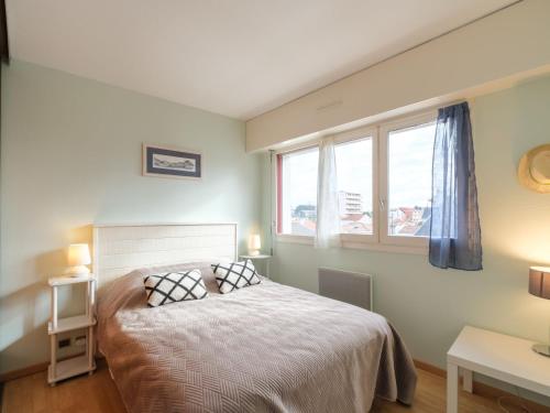 une chambre avec un lit et deux fenêtres dans l'établissement Apartment Plein Soleil-1 by Interhome, à Arcachon