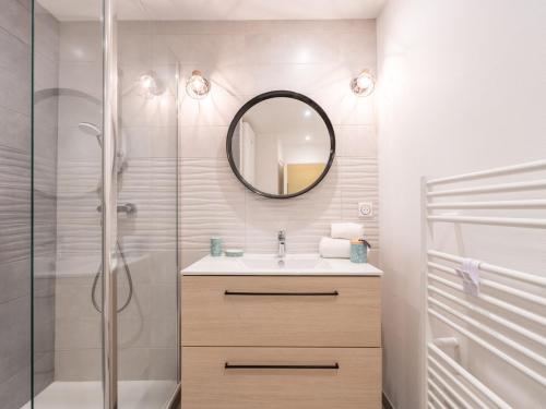 une salle de bain avec une douche, un lavabo et un miroir dans l'établissement Apartment Plein Soleil-1 by Interhome, à Arcachon