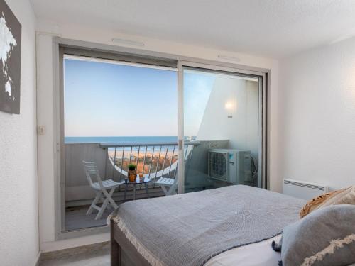 1 dormitorio con balcón con vistas al océano en Apartment La Calypso-6 by Interhome, en La Grande-Motte