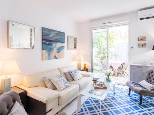 un salon avec un canapé et une table dans l'établissement Holiday Home La Petite Arcachonnaise by Interhome, à Arcachon