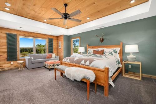 um quarto com uma cama e uma ventoinha de tecto em River Ranch-Secluded Outdoor Oasis em West Siloam Springs