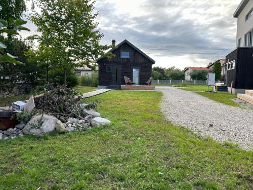 una casa con una entrada de grava frente a un patio en K6 MiniSpa, en Kuressaare