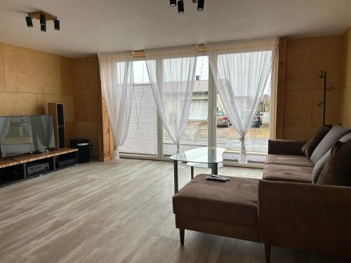 Una sala de estar con un sofá y una ventana grande. en K6 MiniSpa, en Kuressaare