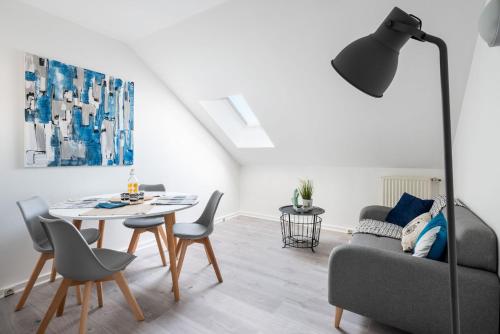 un salon avec une table et un canapé dans l'établissement L’Appartement du Loup Gorge de loup - Lyon, à Lyon