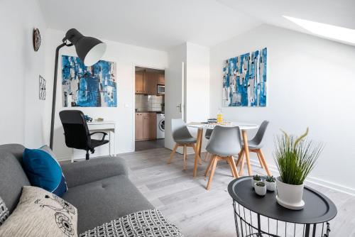 un salon avec un canapé et une table dans l'établissement L’Appartement du Loup Gorge de loup - Lyon, à Lyon