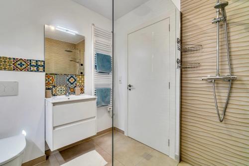een badkamer met een wastafel en een toilet bij Casa La Naranja Boutique Hotel B&B LaCasita in Pedreguer