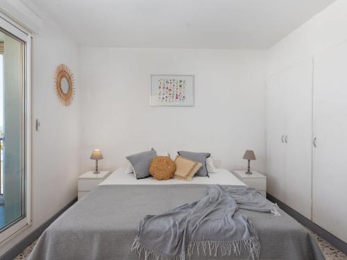 - une chambre blanche avec un lit et deux lampes dans l'établissement Apartment La Tour Fenestrelle by Interhome, à La Grande Motte