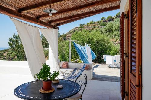 eine Terrasse mit einem Tisch und einem Stuhl auf einer Veranda in der Unterkunft Salina Castel Vinci in Rinella