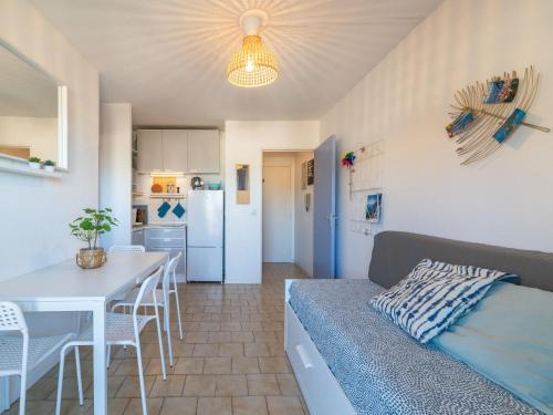 un salon et une cuisine avec un canapé et une table dans l'établissement Apartment Saint James-12 by Interhome, au Lavandou