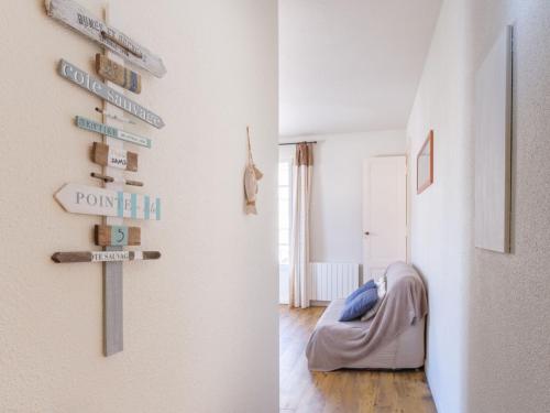 Cette chambre est dotée d'un mur avec des panneaux. dans l'établissement Apartment Villa Béatrice by Interhome, à Arcachon