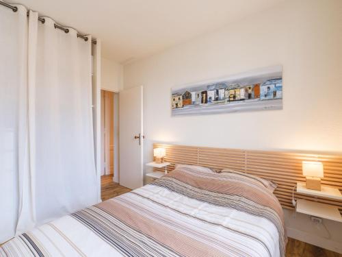 une chambre avec un lit et deux tables de nuit dans l'établissement Apartment Villa Béatrice by Interhome, à Arcachon