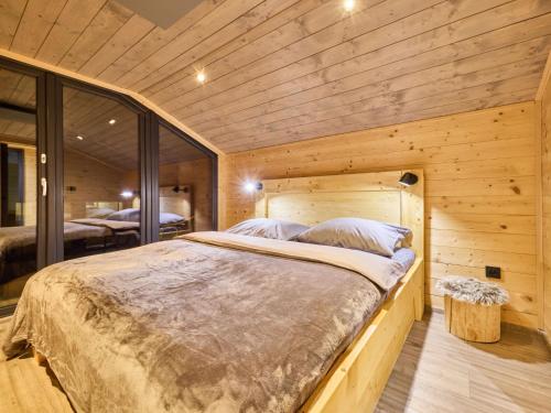 En eller flere senger på et rom på Chalet Lux chalet by Interhome