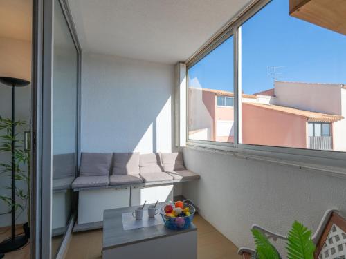 Cet appartement dispose d'une grande fenêtre et d'une table. dans l'établissement Apartment Les Balcons de la Méditerranée-37 by Interhome, à Narbonne-Plage