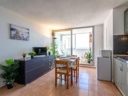 une cuisine avec une table et une salle à manger dans l'établissement Apartment Les Balcons de la Méditerranée-37 by Interhome, à Narbonne-Plage