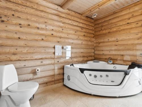 een badkamer met een bad en een toilet bij Holiday Home Luzy - 1km from the sea in Western Jutland by Interhome in Fanø