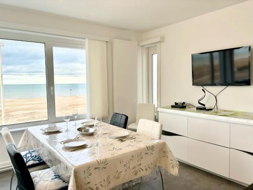A television and/or entertainment centre at Phebus 0101 - Vue Mer