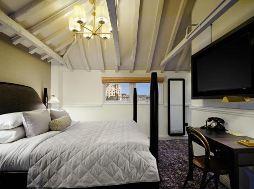 Abbey Hotel Bath, a Tribute Portfolio Hotel tesisinde bir odada yatak veya yataklar