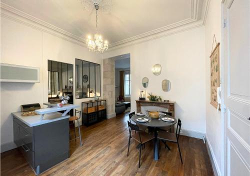 - une cuisine et une salle à manger avec une table et des chaises dans l'établissement Le Thibaudeau, à Poitiers
