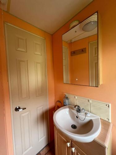 Vonios kambarys apgyvendinimo įstaigoje Spacious 2 bedroomed mobile home