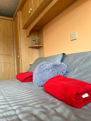 Ένα ή περισσότερα κρεβάτια σε δωμάτιο στο Spacious 2 bedroomed mobile home