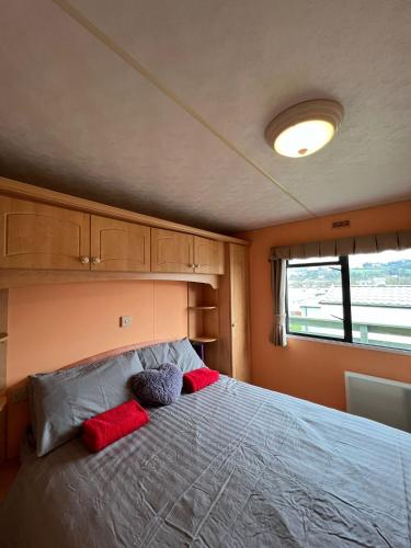 Lova arba lovos apgyvendinimo įstaigoje Spacious 2 bedroomed mobile home