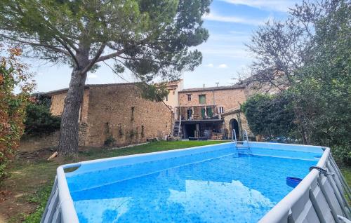 une grande piscine bleue devant une maison dans l'établissement Maison de caractère chaleureuse avec grand jardin, à Gabian