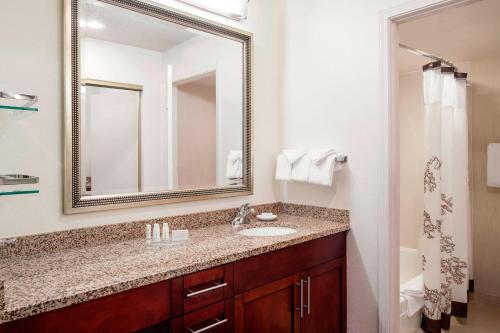 ein Bad mit einem Waschbecken und einem Spiegel in der Unterkunft Residence Inn San Ramon in San Ramon