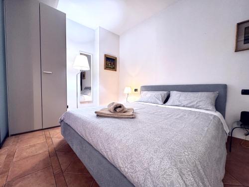 Un dormitorio con una cama con una toalla. en Realkasa Towers View en Bolonia