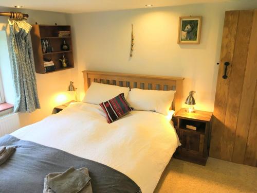 una camera con un letto con due cuscini sopra di Lavender Row Stedham a Midhurst