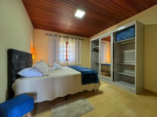 ein Schlafzimmer mit einem großen Bett in einem Zimmer in der Unterkunft Casa Luar in Monte Verde