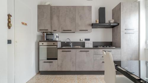 uma cozinha com armários de aço inoxidável e um micro-ondas em Italianway - Betti 46 em Rapallo