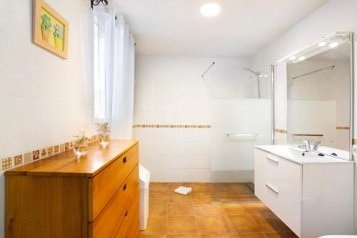 uma casa de banho com um lavatório e um WC em Minipiso Tejina de Isora em Guía de Isora