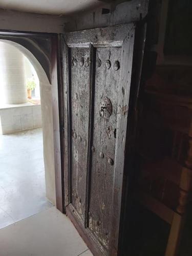 an old wooden door in a room at Casa Di Munti in Konitsa