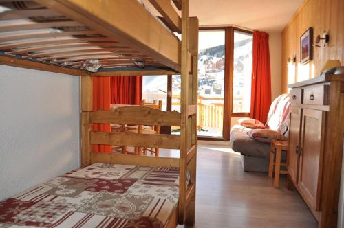 - une chambre avec des lits superposés dans une petite maison dans l'établissement Le 3300 - 77 - Studio expo sud ouest - 4 pers, à Les Deux Alpes