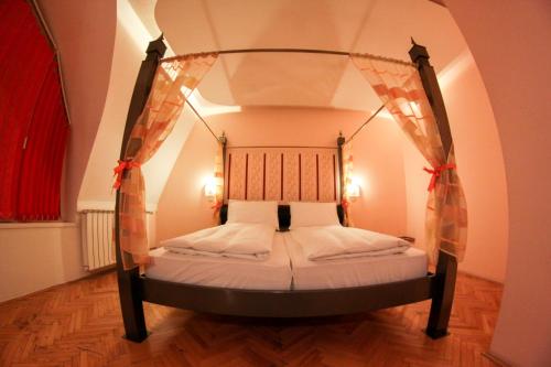 Postel nebo postele na pokoji v ubytování Hotel Fontana