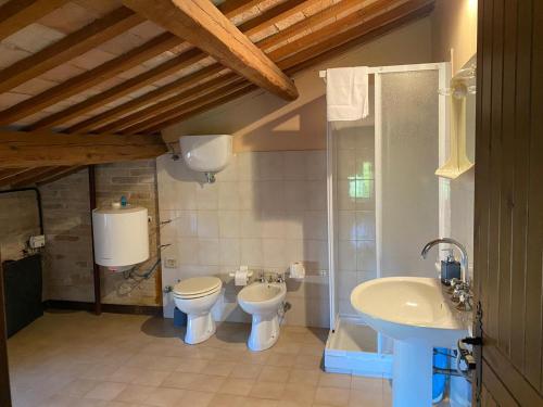 a bathroom with a toilet and a sink at camere in Villa Luzi in Treia