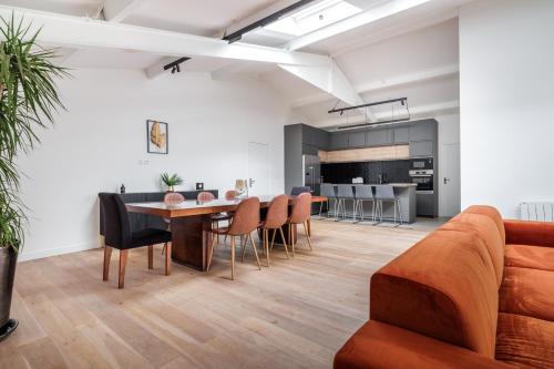 - un salon/salle à manger décloisonné avec un canapé et une table dans l'établissement Chaleureux appartement pour 6pers #4, à Asnières-sur-Seine