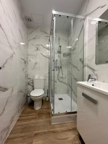 ein Badezimmer mit Dusche, Toilette und Waschbecken in der Unterkunft MI CASA ES TU CASA in Hospitalet de Llobregat
