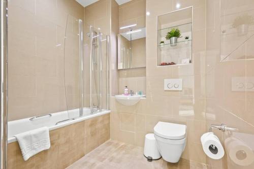 Phòng tắm tại Bright & Modern Two Bedroom Flat in Hoxton