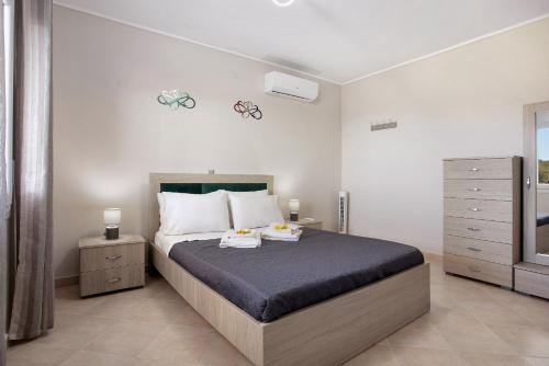 um quarto com uma cama com duas toalhas em Iliovasilema Holiday House em Volímai