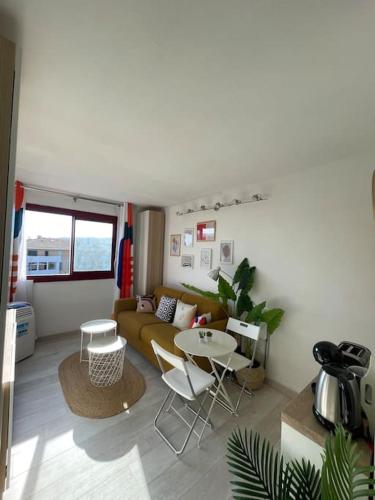 un salon avec un canapé et une table dans l'établissement Charmant Studio à 5 min d’Aix en Provence, à Aix-en-Provence