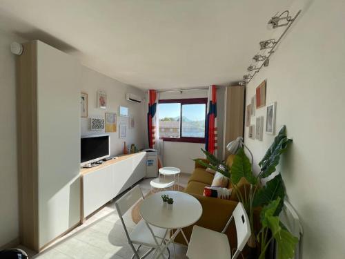 un petit salon avec une table et un canapé dans l'établissement Charmant Studio à 5 min d’Aix en Provence, à Aix-en-Provence