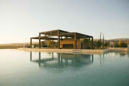 un edificio che si trova sopra un corpo d'acqua di Salobre Hotel Resort & Serenity a Salobre