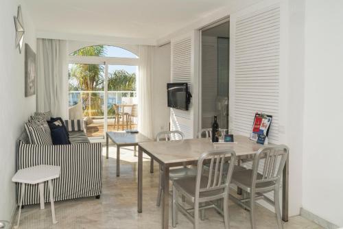 Televisyen dan/atau pusat hiburan di Marina Bayview Gran Canaria - Adults Only
