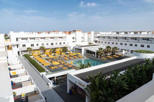 an aerial view of a building with a swimming pool at Buendía Corralejo Nohotel in Corralejo